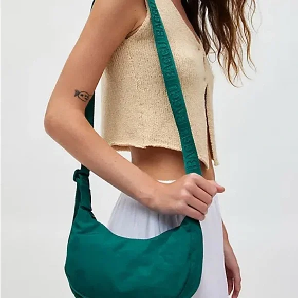 BAGGU: Cypress Small Crescent Bag🌲 - Picture 2 of 3